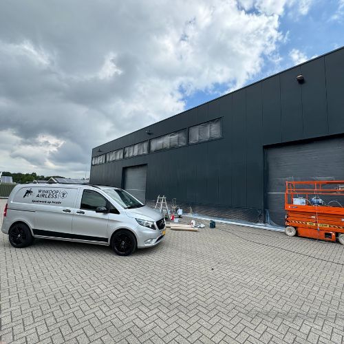 Bedrijfshal met gespoten gevelbeplating