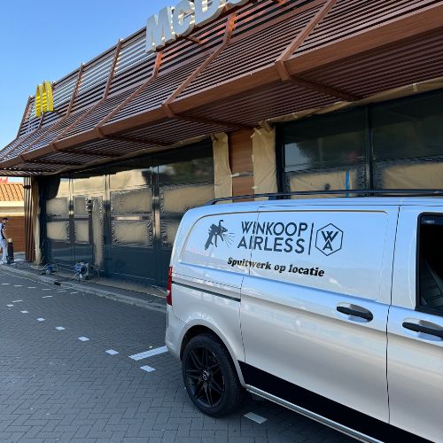 Bedrijfsbus van Winkoop Airless bij een project op locatie