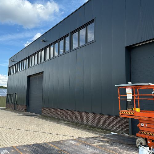 Bedrijfspand — groene gevelbeplating naar antraciet